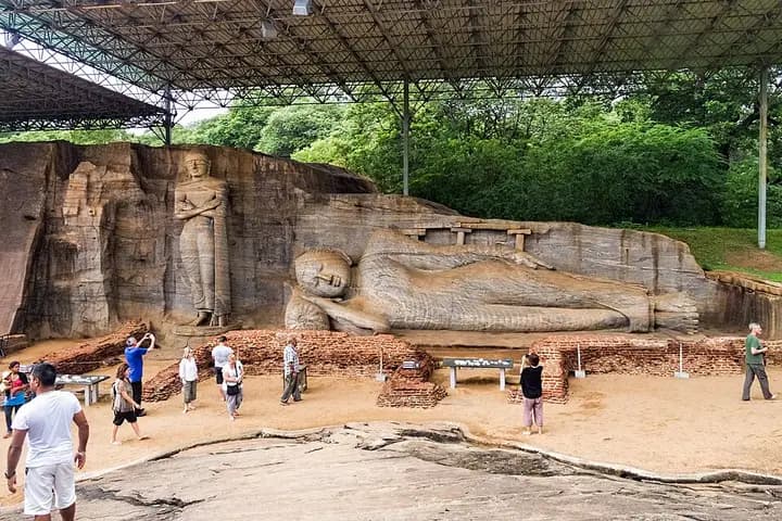 波隆纳鲁沃古城与加尔寺 (Gal Vihara)