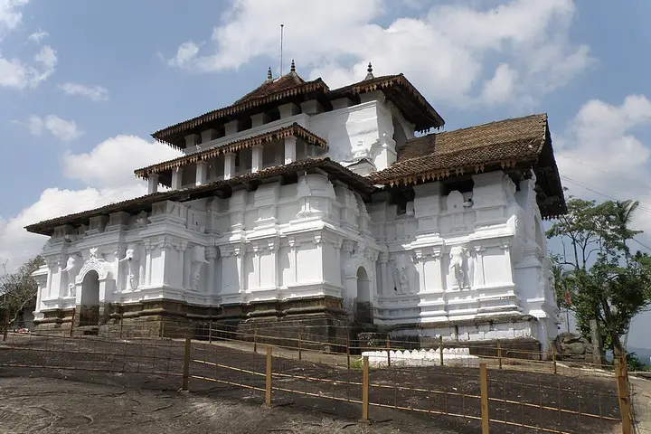 एम्बेक्के, लंकातिलका और गडलादेनिया मंदिर