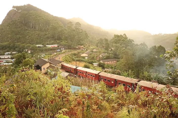 Main-line train from Haputale to Ella
